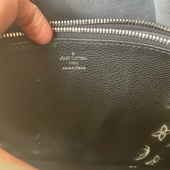 Authentic Louis Vuitton Muria Bucket Bag in Black Mahina Leather - Excel. Cond. - Picture 4 of 10